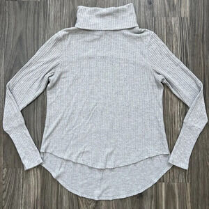 Susina Waffle Knit Long Sleeve Turtle Neck Top Light Gray Raw Hem Size Small